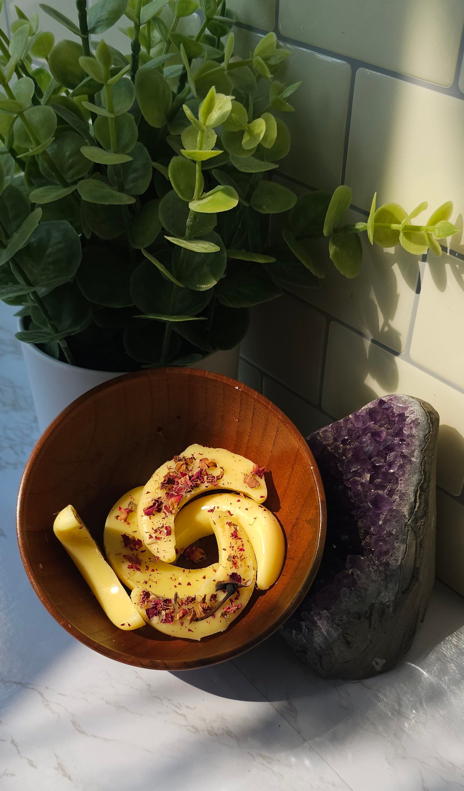 feeling myself wax melt in a wooden bowl with flowers on top